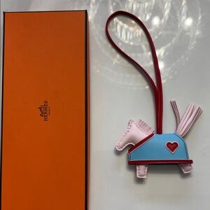 Brand new Hermes robeo rose darling Pegase rodeo PM size